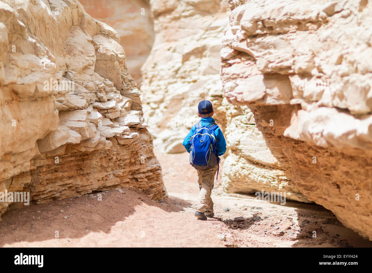 Junge erkunden Wüste Felsformationen Stockfoto