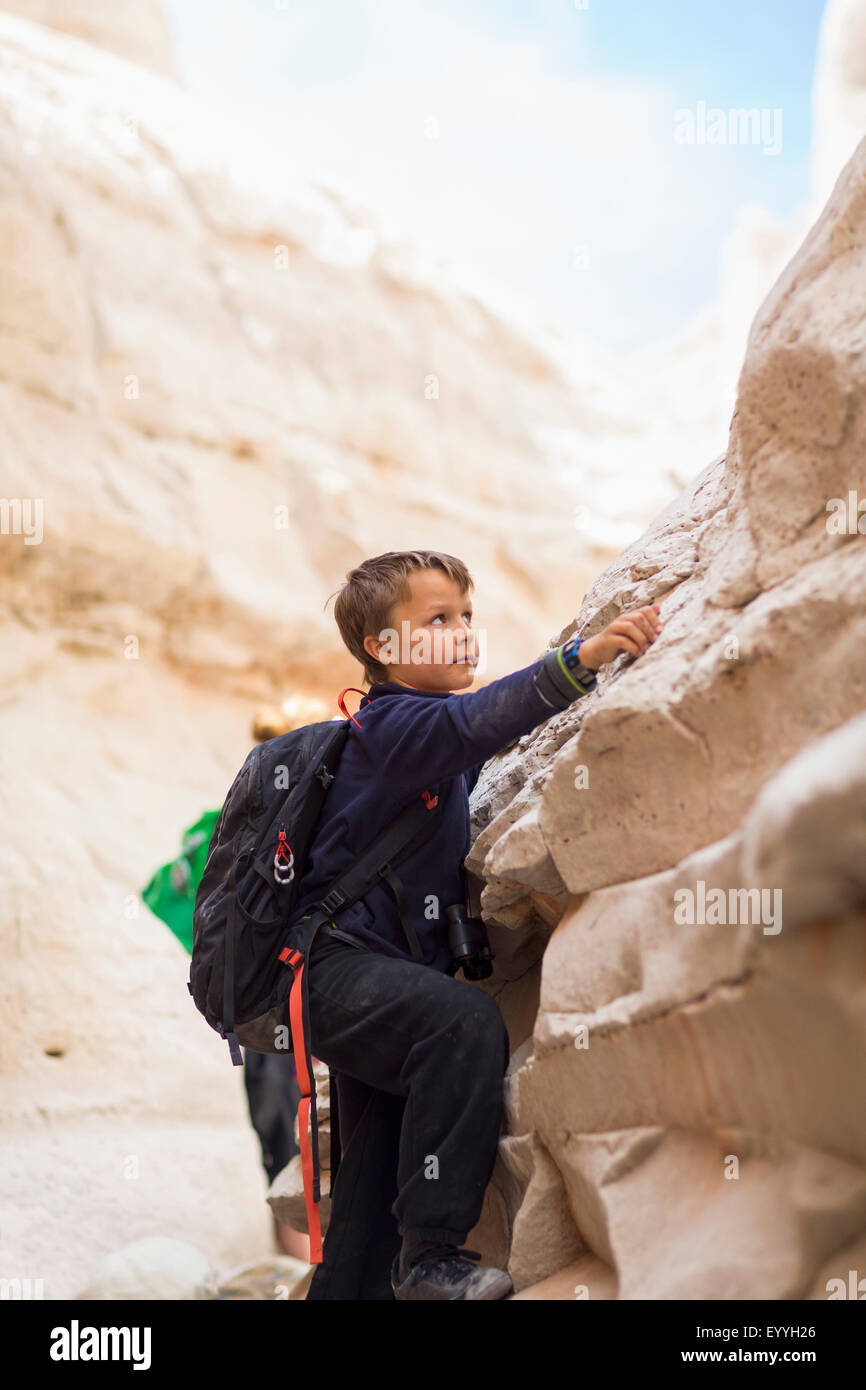 Junge Klettern Wüste Felsformationen Stockfoto