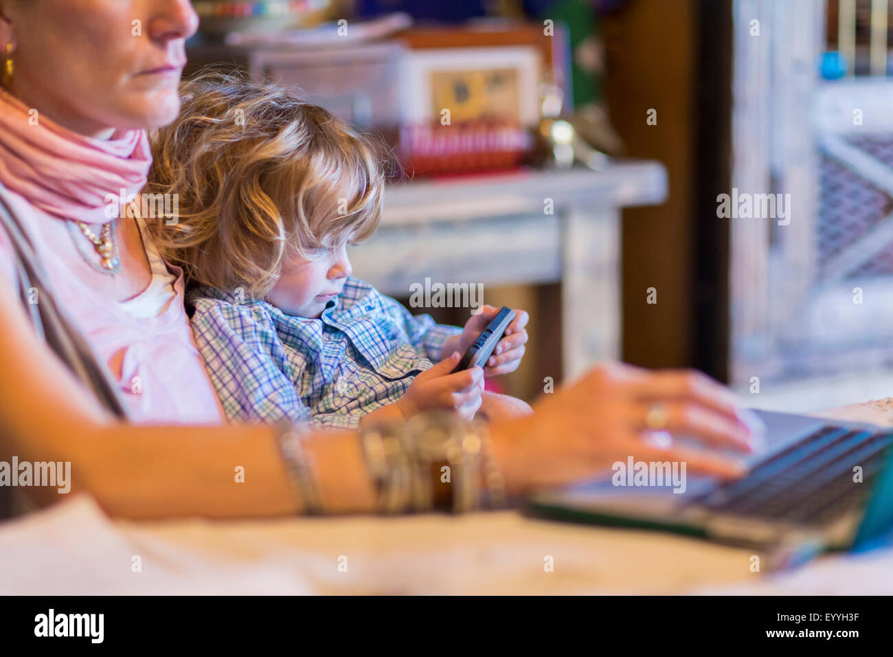 Kaukasische Mutter und Sohn-Technologie Stockfoto