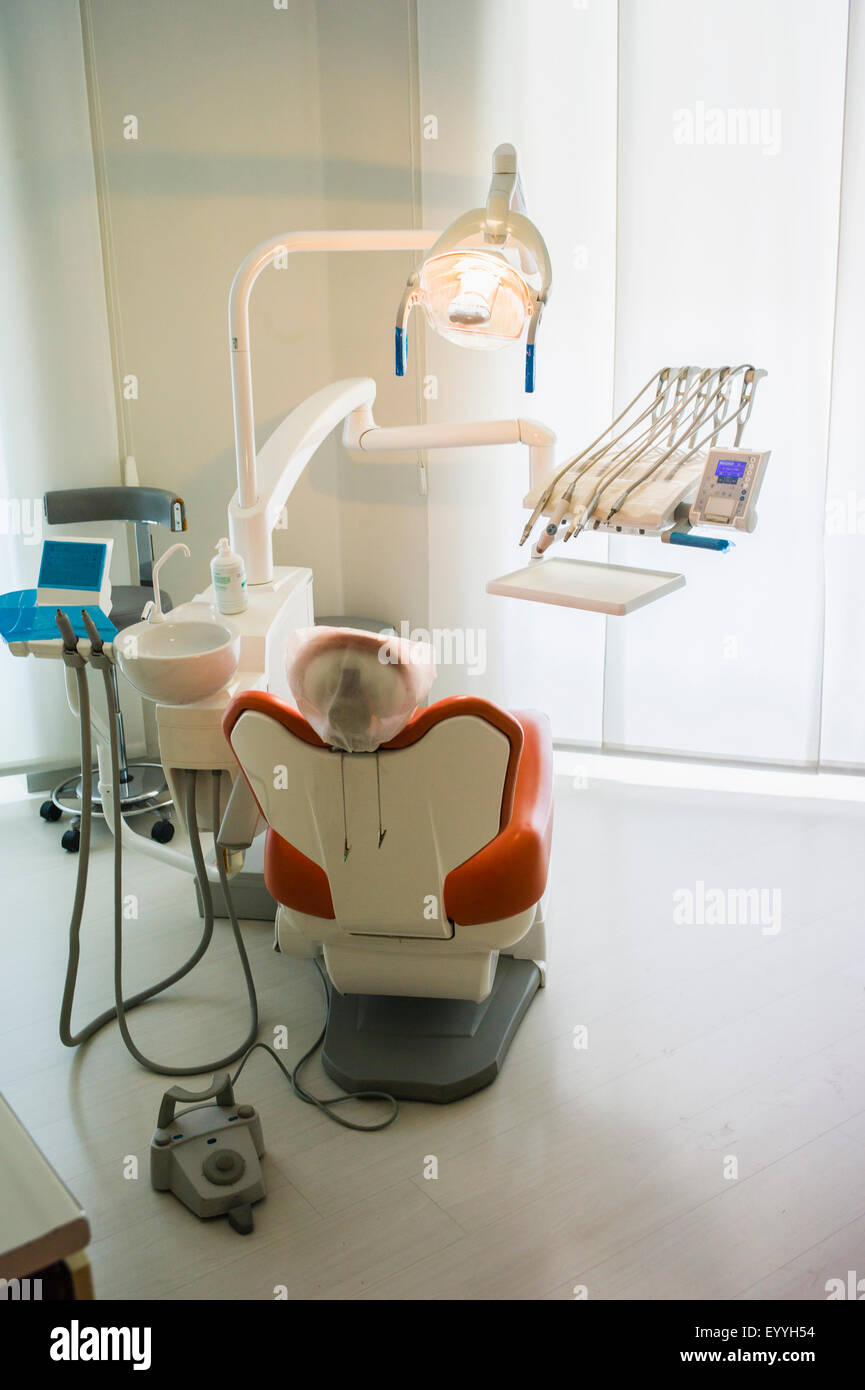 Leerer Stuhl im Büro des Zahnarztes Stockfoto