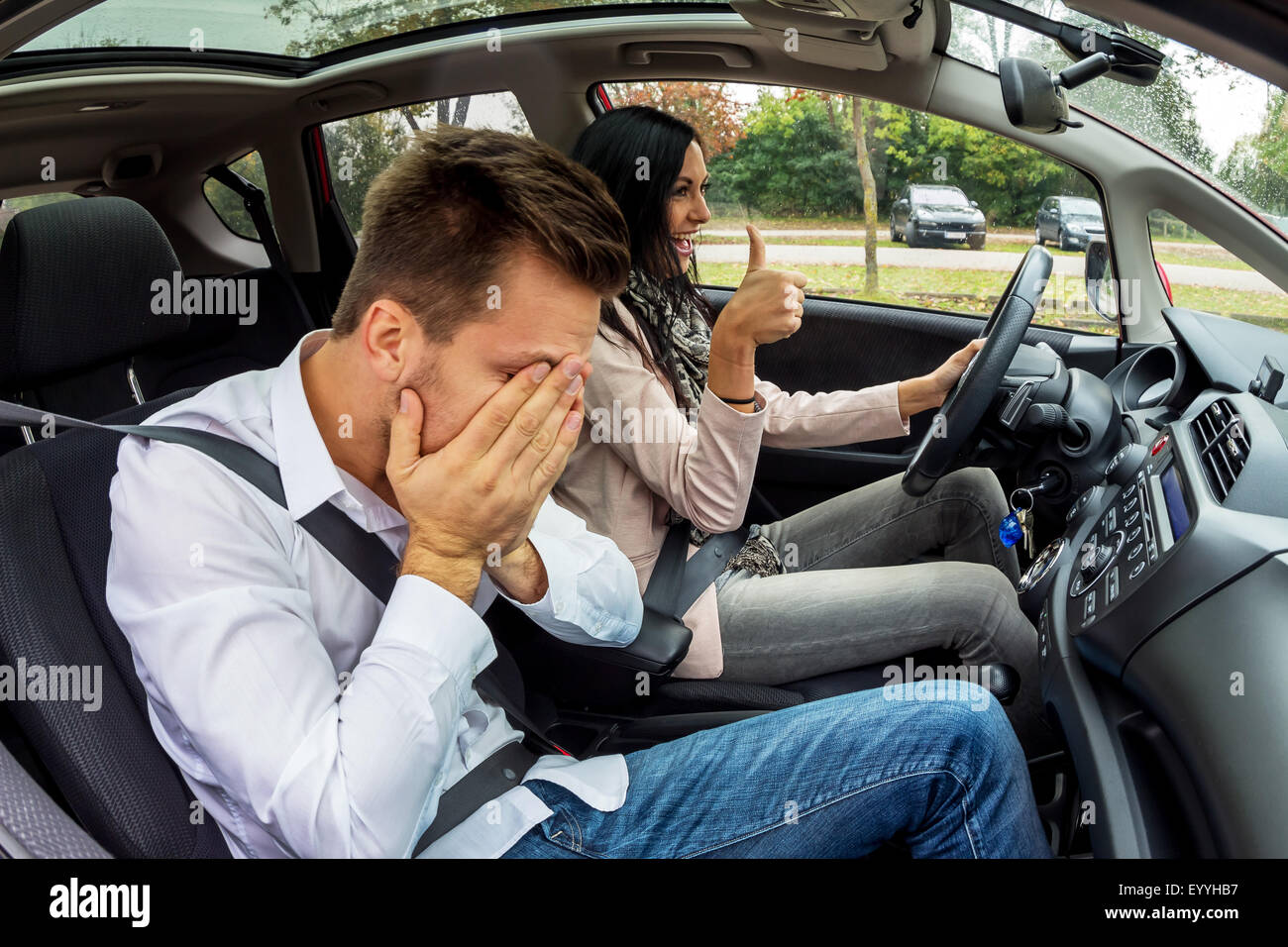 junge Frau fahren Autos mit einem verzweifelten Beifahrer, Österreich Stockfoto