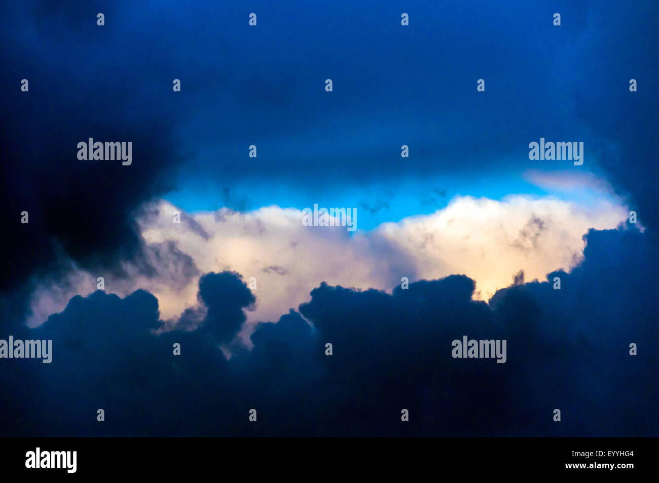 stürmischen Wolken über Gezeiten Meer, Deutschland, Niedersachsen, Norddeich Stockfoto