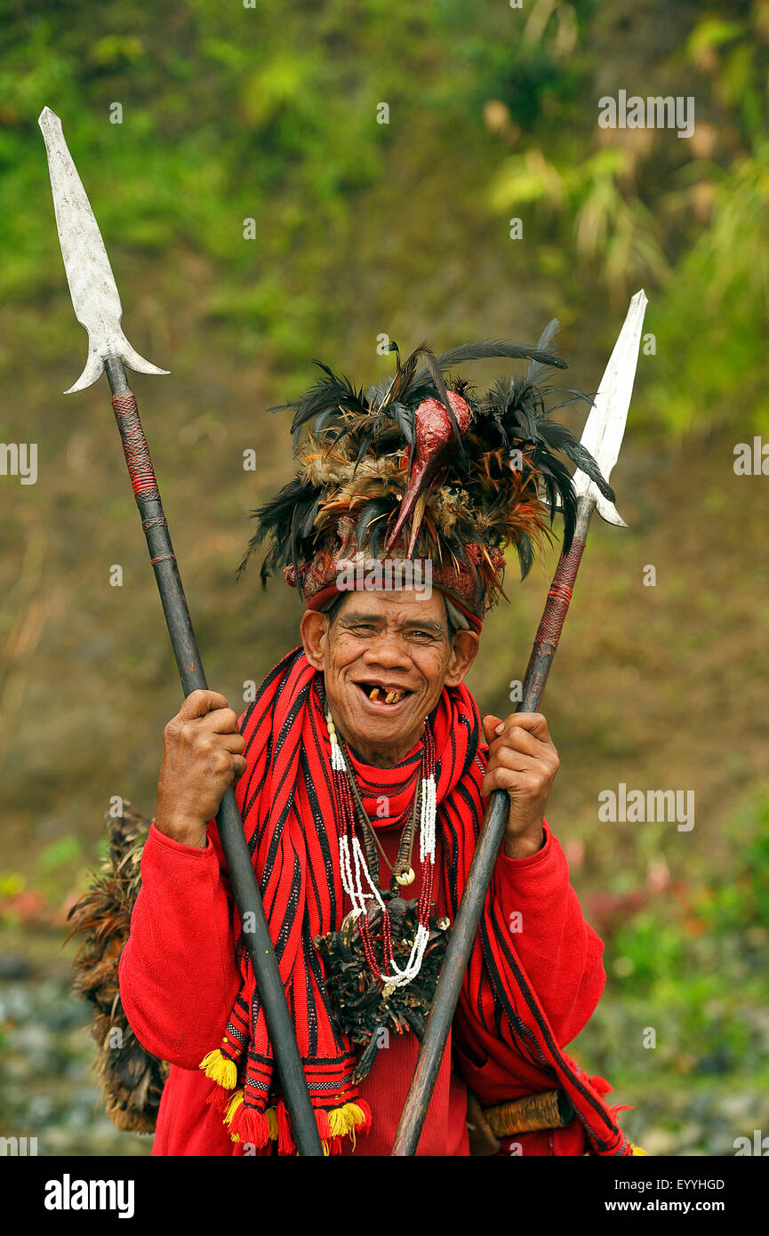 Alter Mann mit ein paar Zähne auf einer Terrasse-Feld in der traditionellen Kleidung der Ifuago Stamm, Philippinen, Luzon, Banaue Stockfoto