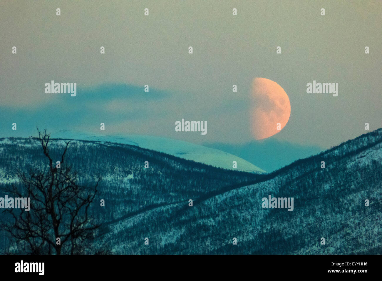 Mondaufgang in der Nähe von Tromsø, Norwegen, Troms, Tromsoe Stockfoto