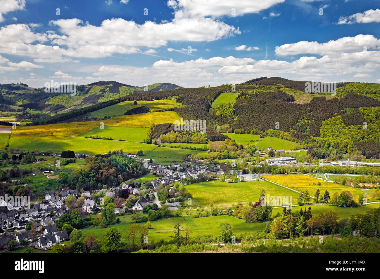 Mittelgebirge und Dorf Bruchhauser im Frühjahr, Olsberg, Sauerland, Nordrhein-Westfalen, Deutschland Stockfoto