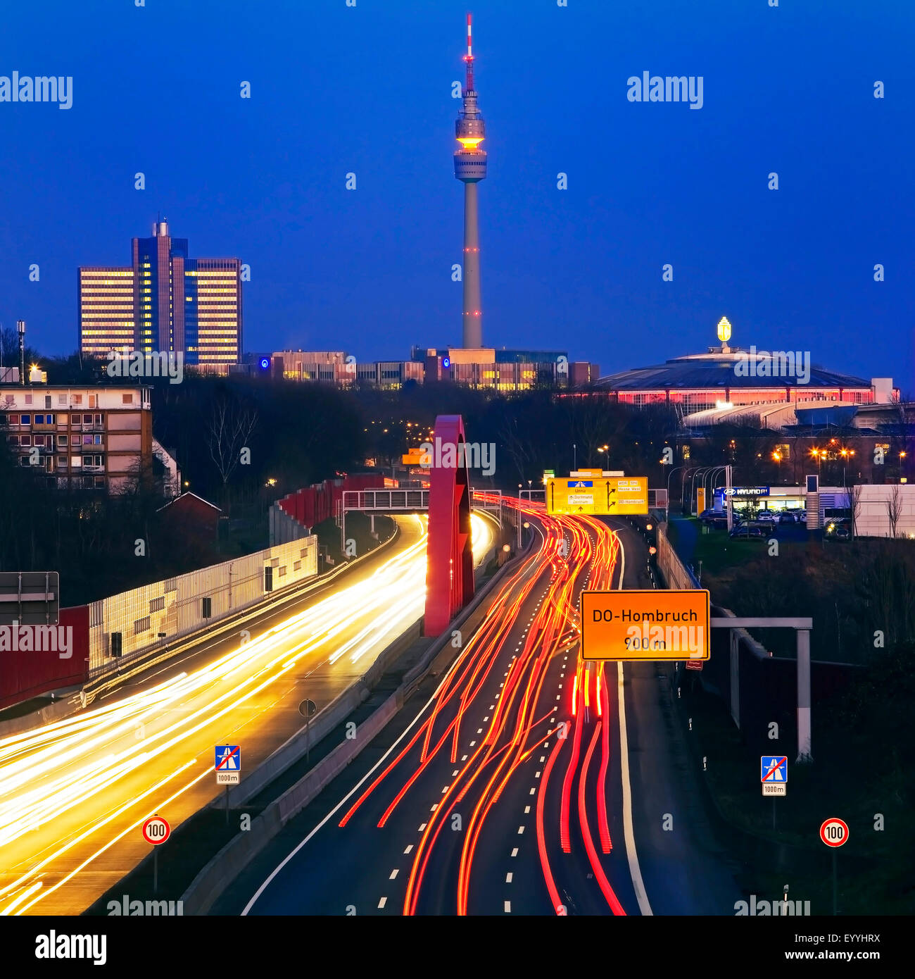 Autobahn A40, B1 mit Florian Fernsehturm und Westfalenhallen im Abendlicht, Dortmund, Ruhrgebiet, Nordrhein-Westfalen, Deutschland Stockfoto