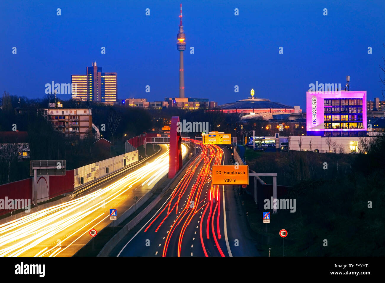 Autobahn A40, B1 mit Florian Fernsehturm und Westfalenhallen im Abendlicht, Dortmund, Ruhrgebiet, Nordrhein-Westfalen, Deutschland Stockfoto
