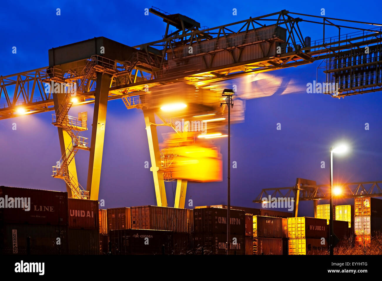 Dortmunder Hafen mit Container-Portalkran am Abend, Dortmund, Ruhrgebiet, Nordrhein-Westfalen, Deutschland Stockfoto