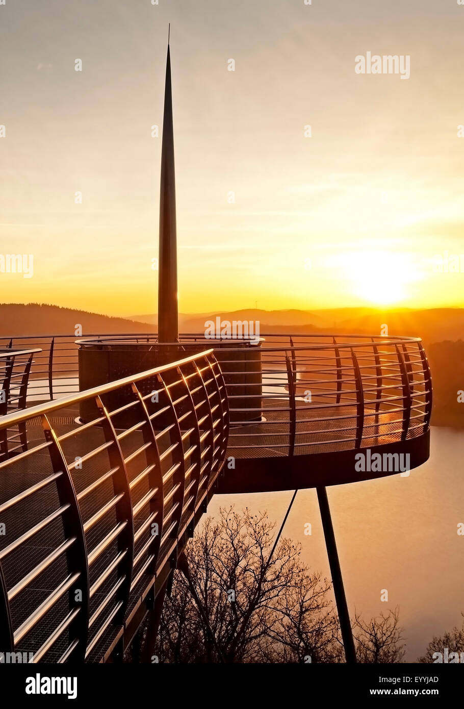 Skywalk Biggeblick bei Sonnenuntergang, Attendorn, Sauerland, Nordrhein-Westfalen, Deutschland Stockfoto