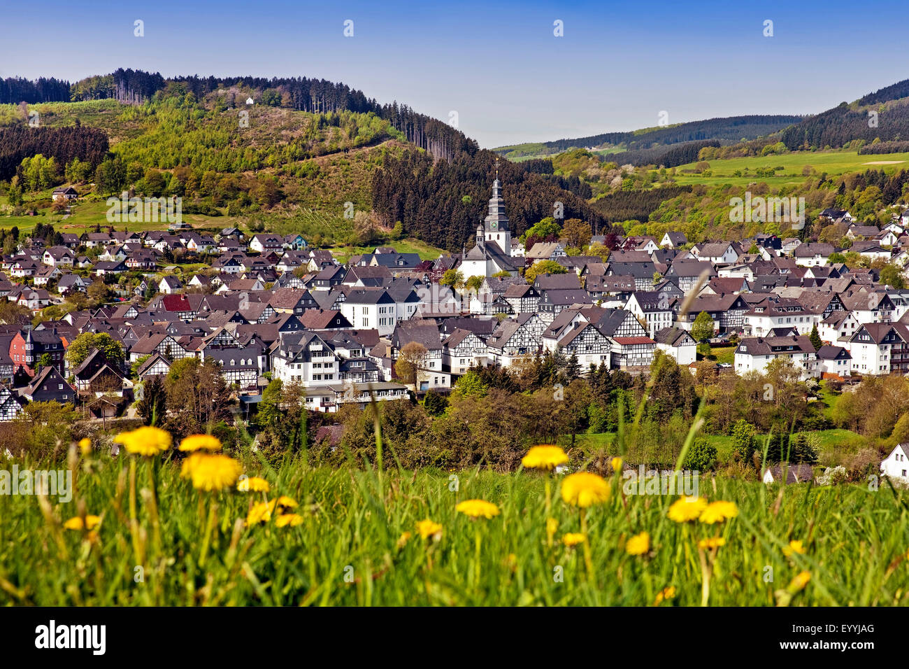 Blick auf malerische Dorf mit Kirche St. Heribert im Frühjahr, Hallenberg, Sauerland, Nordrhein-Westfalen, Deutschland Stockfoto