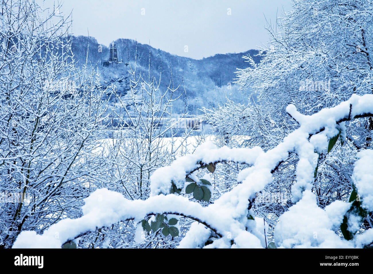 verschneite Ruhrgebiet und Berger-Denkmal im Winter, Witten, Ruhrgebiet, Nordrhein-Westfalen, Deutschland Stockfoto