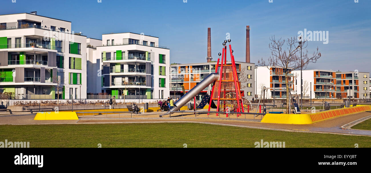 moderne residental Gebäude und Spielplatz der Bezirk "Gruene Mitte", Deutschland, Nordrhein-Westfalen, Ruhrgebiet, Essen Stockfoto