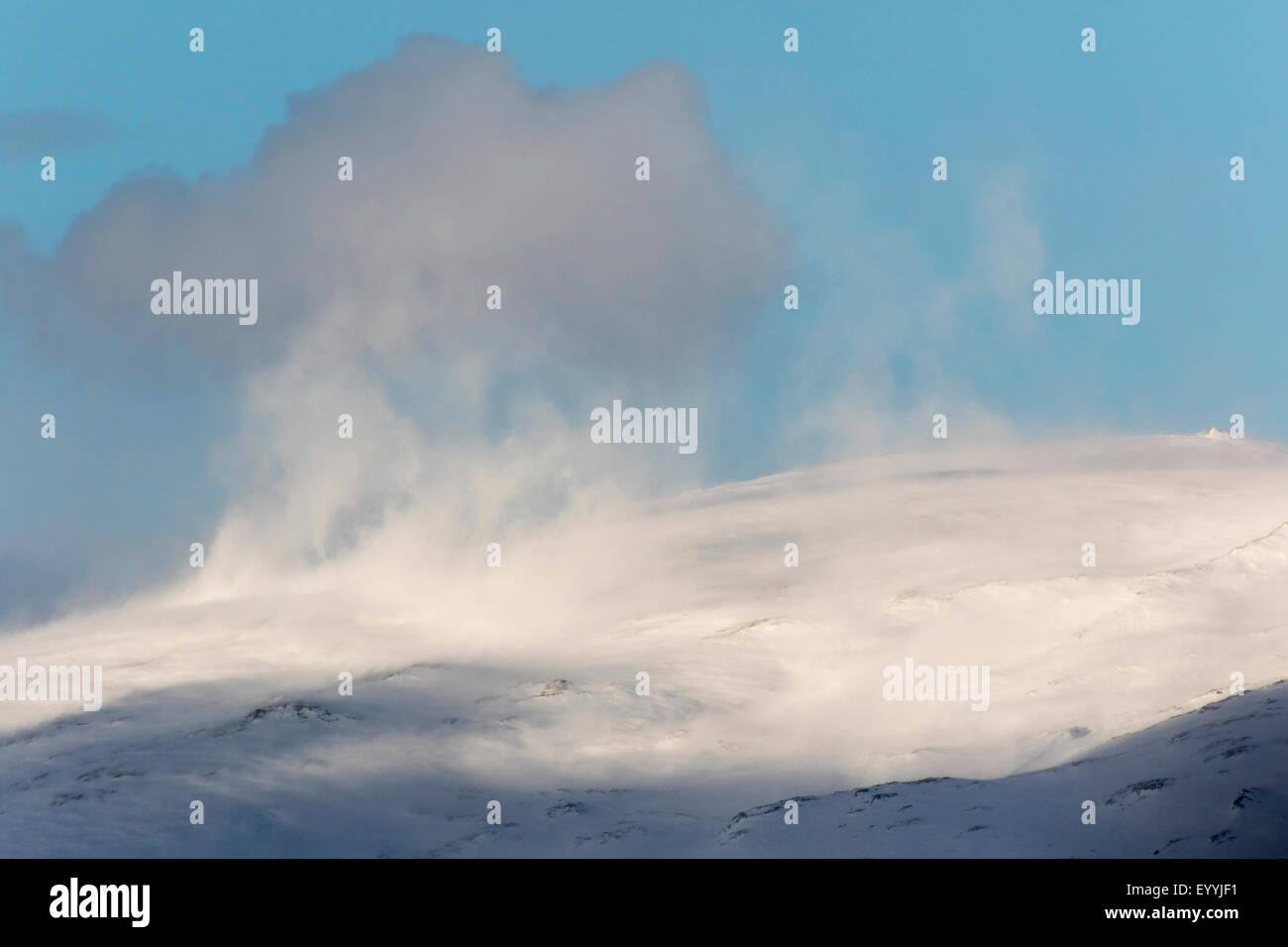 Schneeverwehungen über Berge, Troms, Kvaloeya, Tromsø, Norwegen Stockfoto