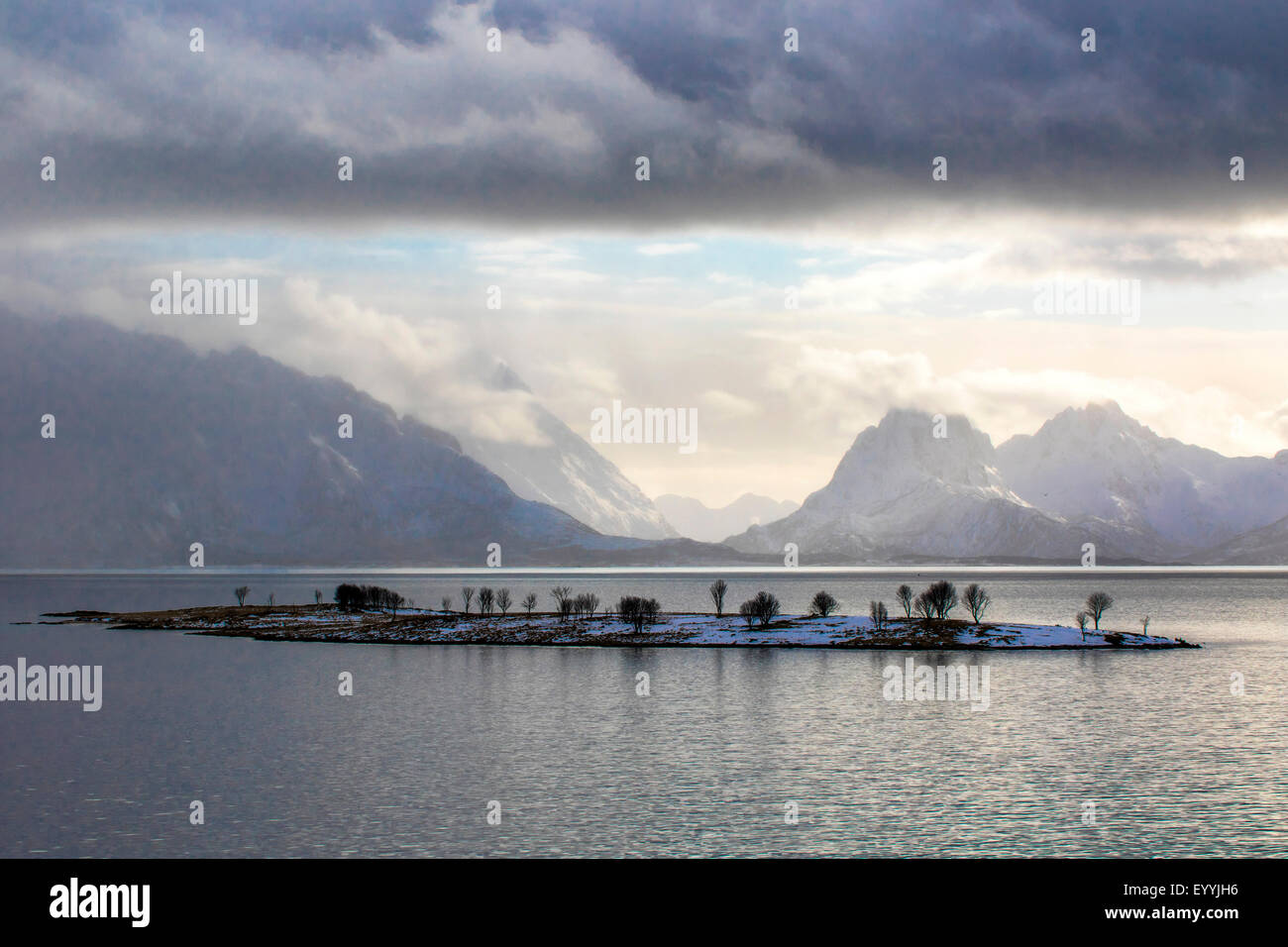 Insel im Hadselfjorden, Norwegen; Northland; Vesteralen, Norwegen, Nordland, Hadselfjorden Stockfoto