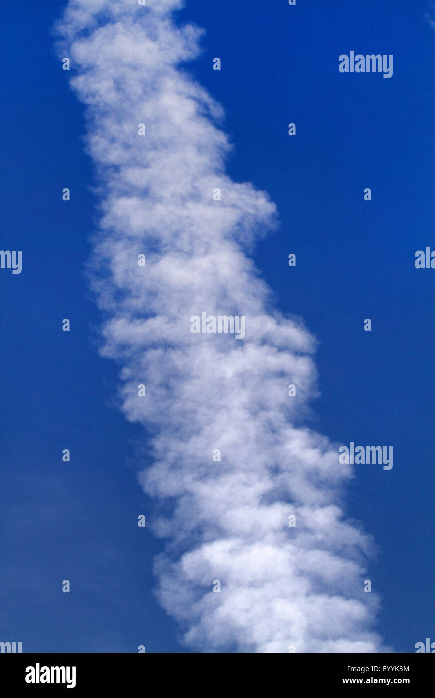 Dampf-Trail von einem Flugzeug in den Himmel, Deutschland Stockfoto
