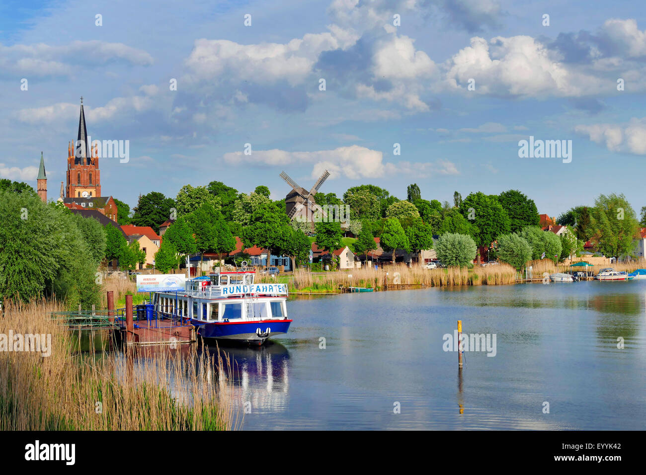 Werder (Havel), die Kirche des Heiligen Geistes und Ziegenmilch Windmühle am Ufer der Havel, Deutschland, Brandenburg, Werder an der Havel, Potsdam Stockfoto