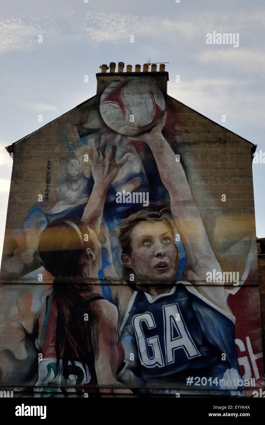 Großes Wandgemälde an der Seite einer Terrasse des Hauses in Glasgow, das Netball-Spieler anlässlich der Commonwealth-Spiele 2014 in Schottland zeigt Stockfoto
