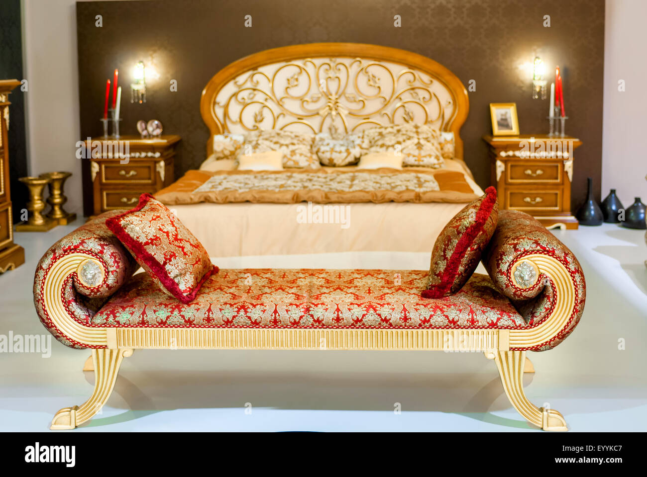 luxuriöse Möbel in ein schönes Schlafzimmer Stockfoto