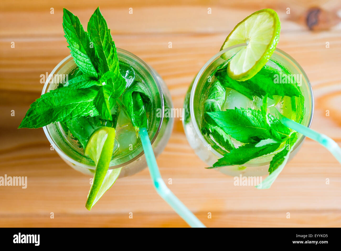 Zwei Gläser Mojito dekorierte Draufsicht Stockfoto