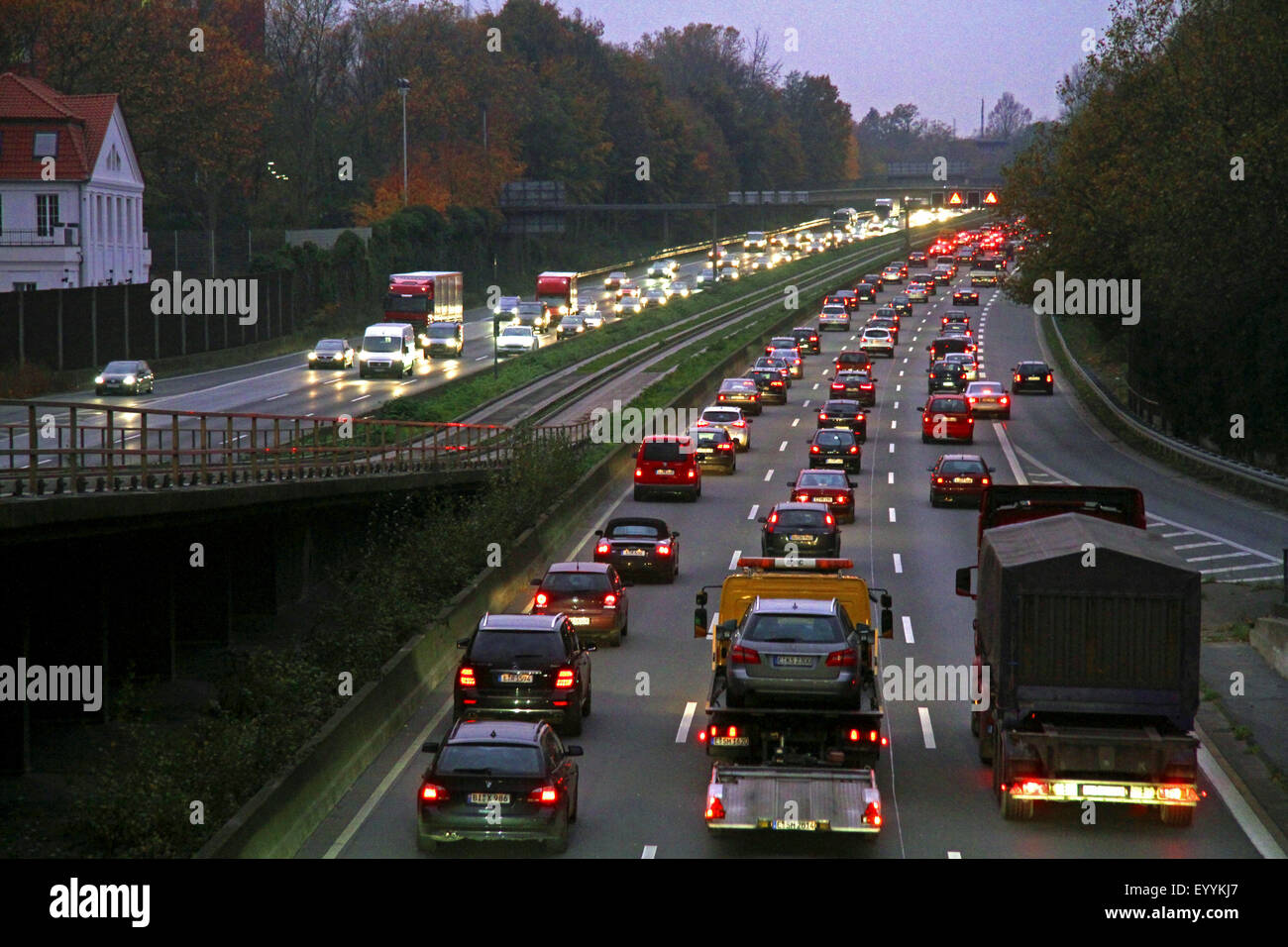 Stau auf der Autobahn A40 am Abend, Deutschland, Nordrhein-Westfalen Stockfoto