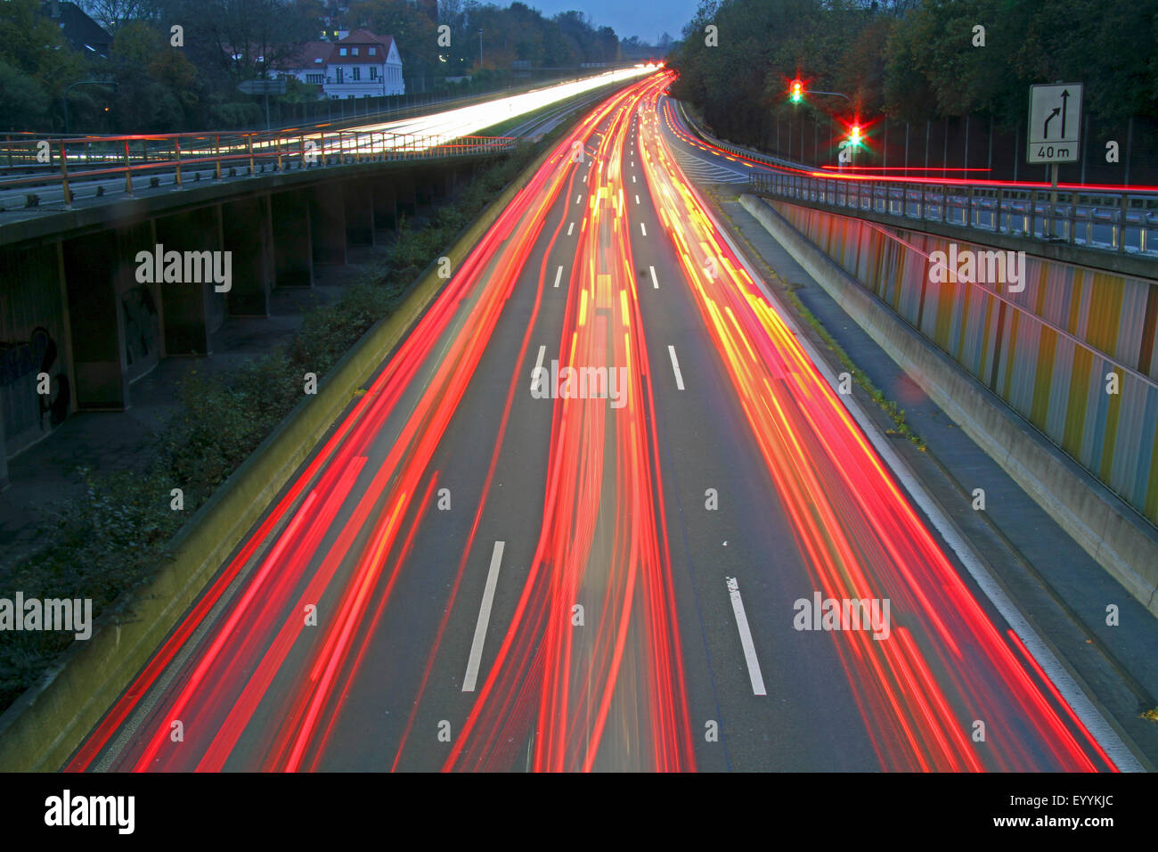 dichten Verkehr, helle Streifen auf Autobahn A40 am Abend, Deutschland, Nordrhein-Westfalen Stockfoto