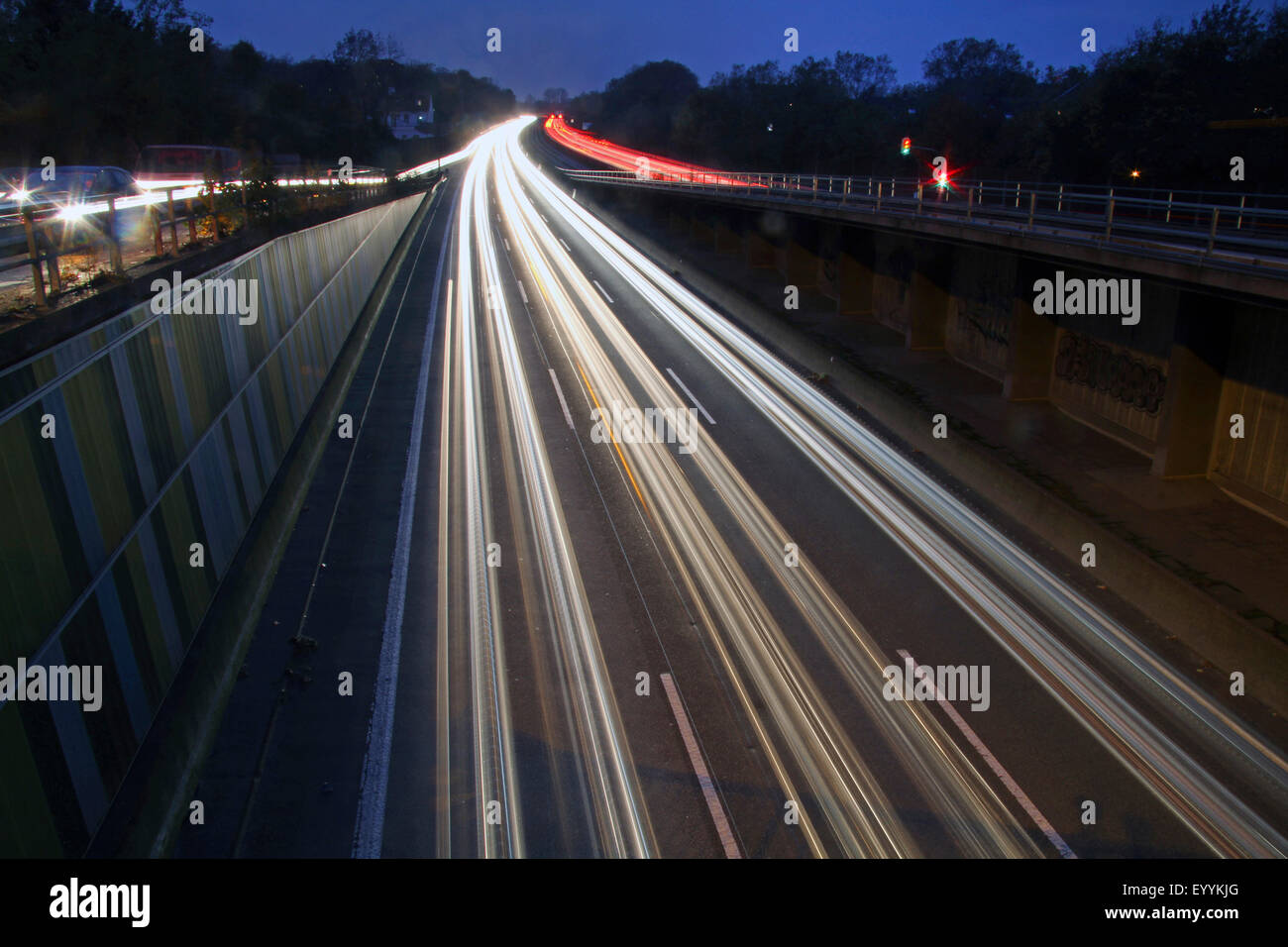 dichten Verkehr, helle Streifen auf Autobahn A40 am Abend, Deutschland, Nordrhein-Westfalen Stockfoto