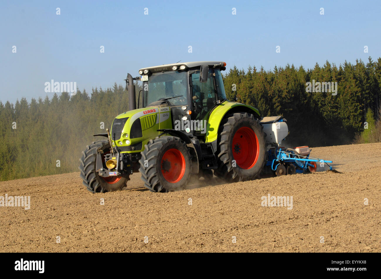 Bohren von Mais mit Traktor und Präzision Luft Sämaschine, Deutschland, Bayern Stockfoto