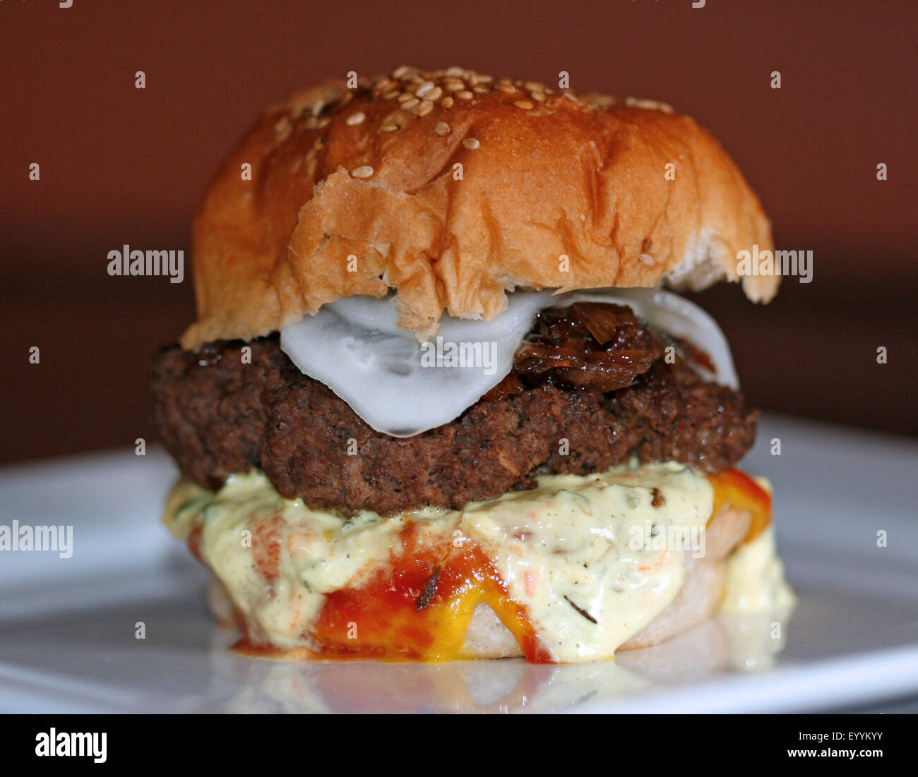Ein Schieberegler mit Senf, Ketchup, Remoulade, gebratenen Zwiebeln und Gurken Gurke Stockfoto