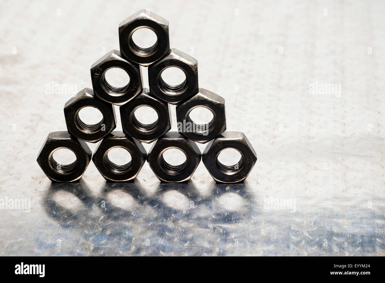 Stahl metrische Muttern gebildet in eine Pyramidenform. Stockfoto