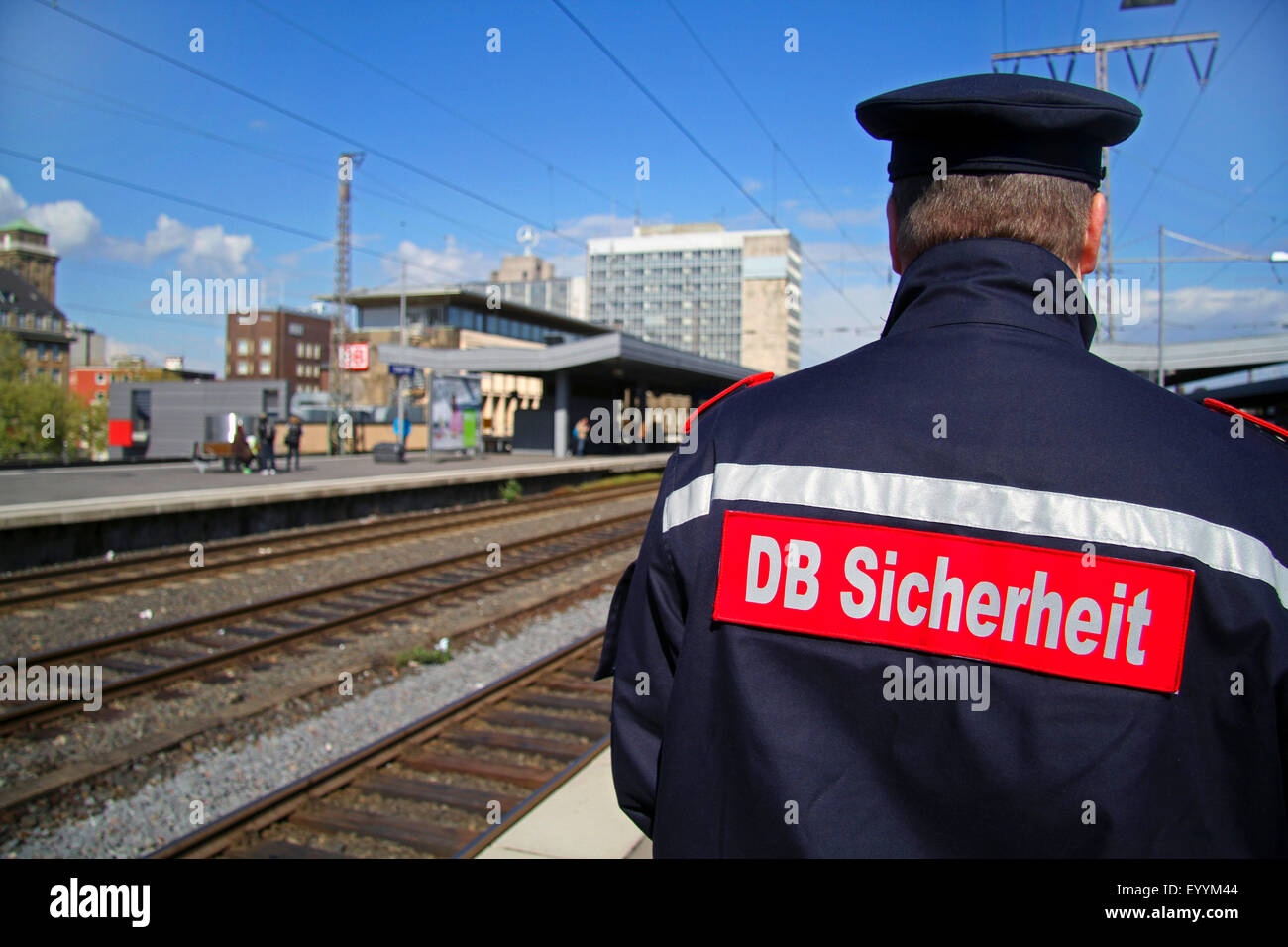 DB-Sicherheitsdienst auf Zug-plattform Stockfoto