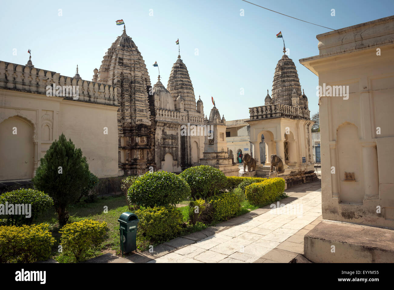 Eine Mischung aus alten und relativ modernen Hindu- und Jain-Tempel in Khajuraho, Madhya Pradesh, Indien Stockfoto