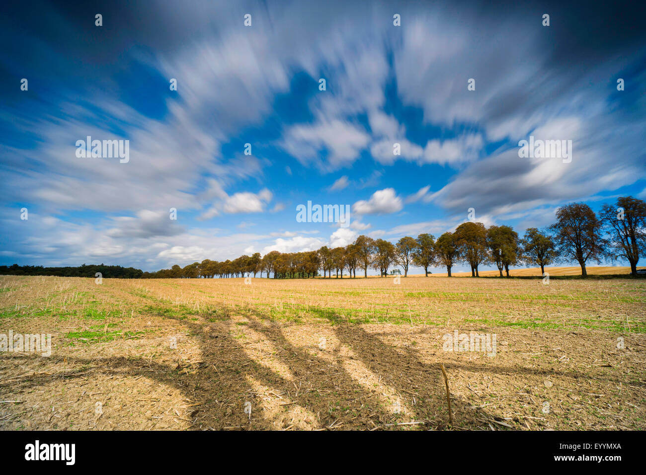 treibende Wolken über ein Stoppelfeld, Zeit, Belichtung, Deutschland, Brandenburg, Templin Stockfoto