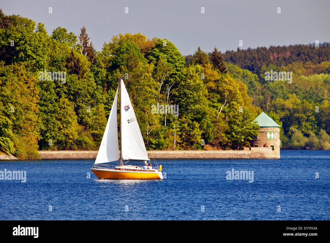 Segelboot auf Moehne Reservoir, Deutschland, Nordrhein-Westfalen, Sauerland, Moehnesee Stockfoto