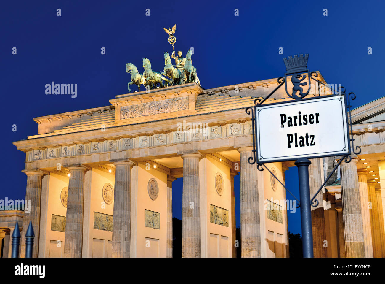 Deutschland, Berlin: Nächtliche Ansicht des Tores Brandenburg am Paris Square Stockfoto