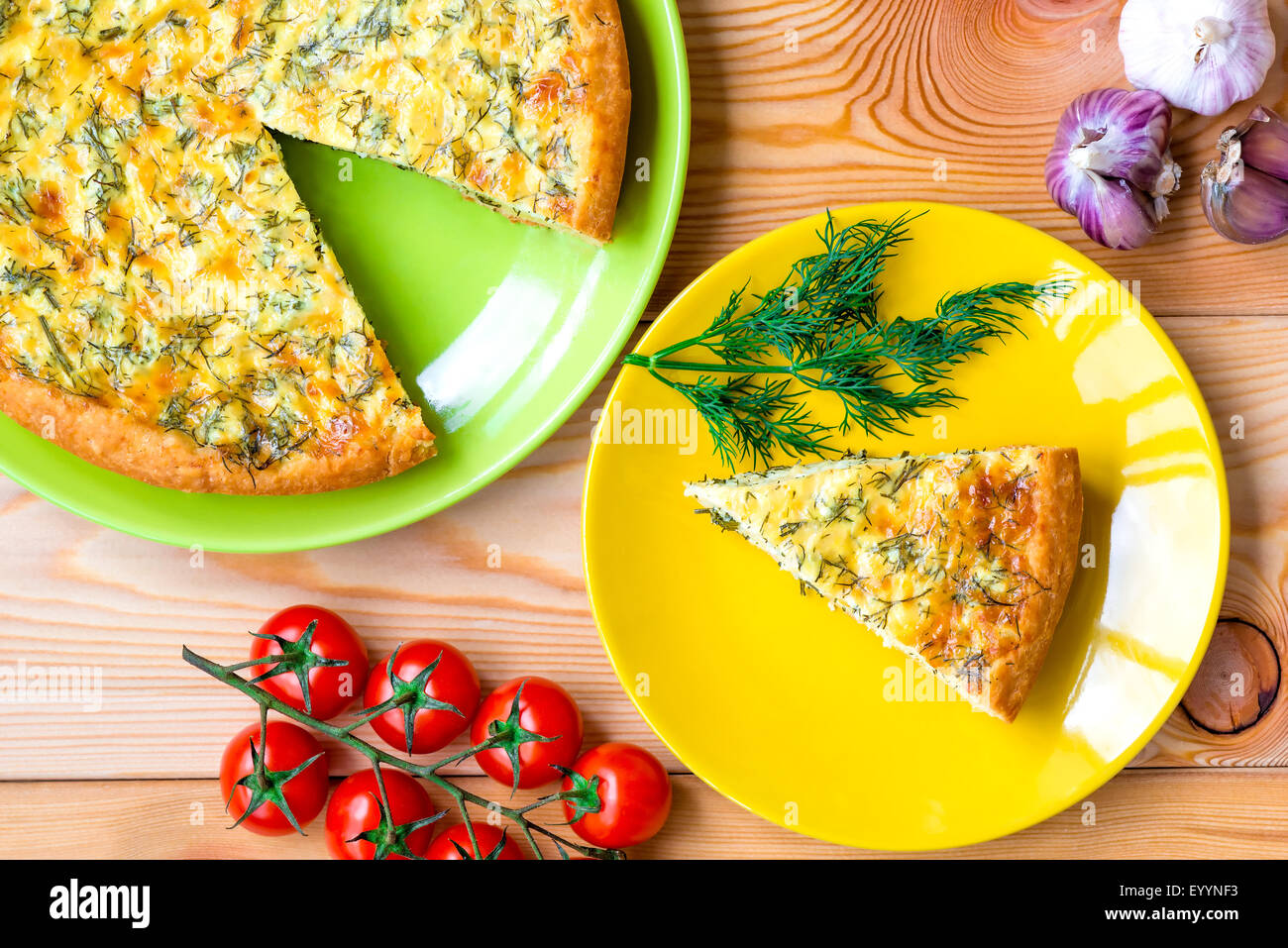 Stillleben mit einem Stück Käsekuchen Stockfoto