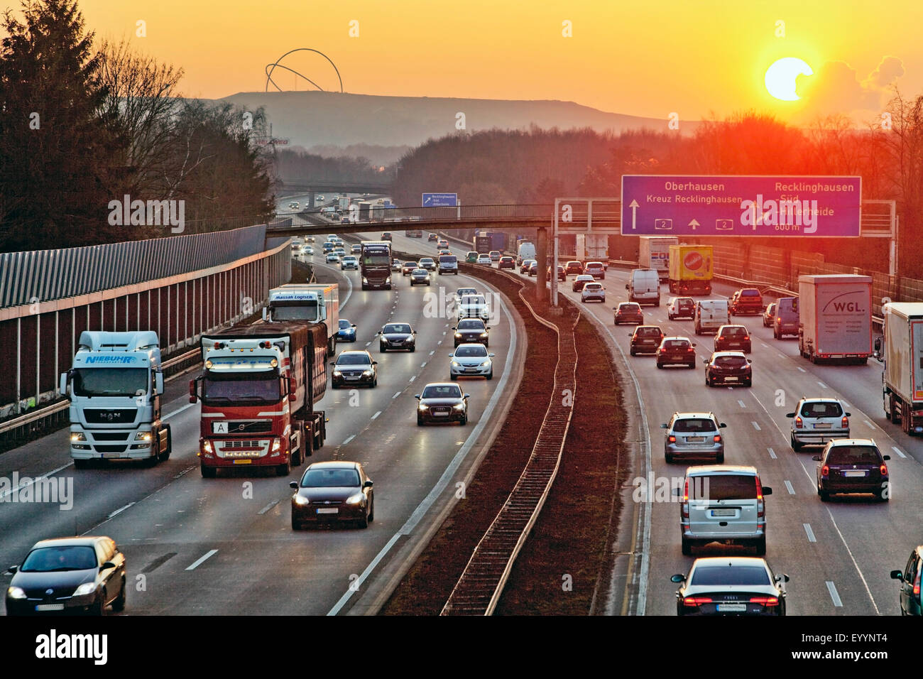 Autobahn A2 und Halde Tipp im Abendlicht, Recklinghausen, Ruhrgebiet, Nordrhein-Westfalen, Deutschland Stockfoto