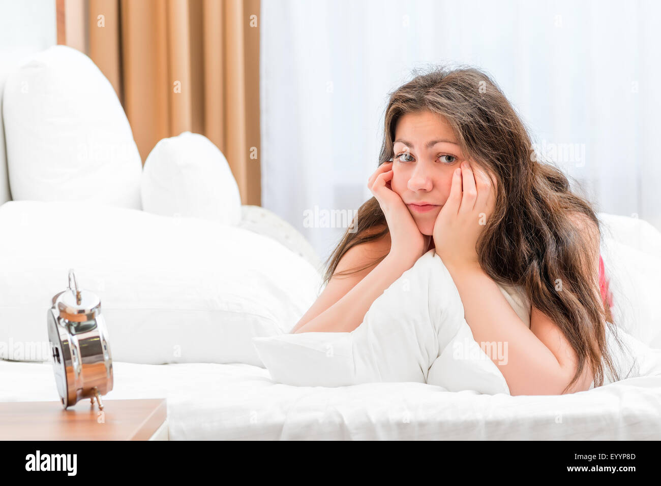Porträt einer frustrierten Frau im Bett in den Morgen Stockfoto