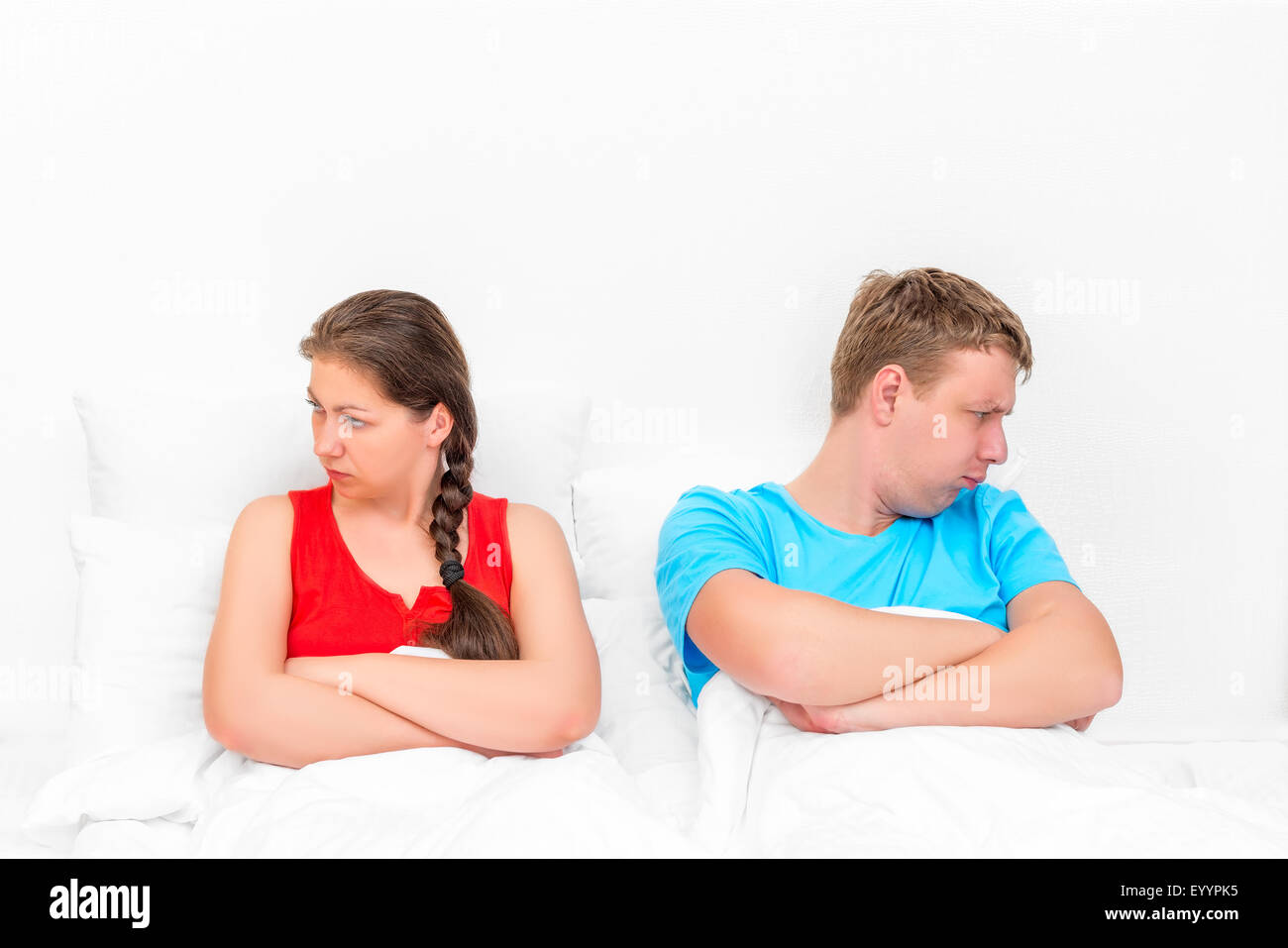 Konfliktsituation eines jungen Paares im Bett Stockfoto