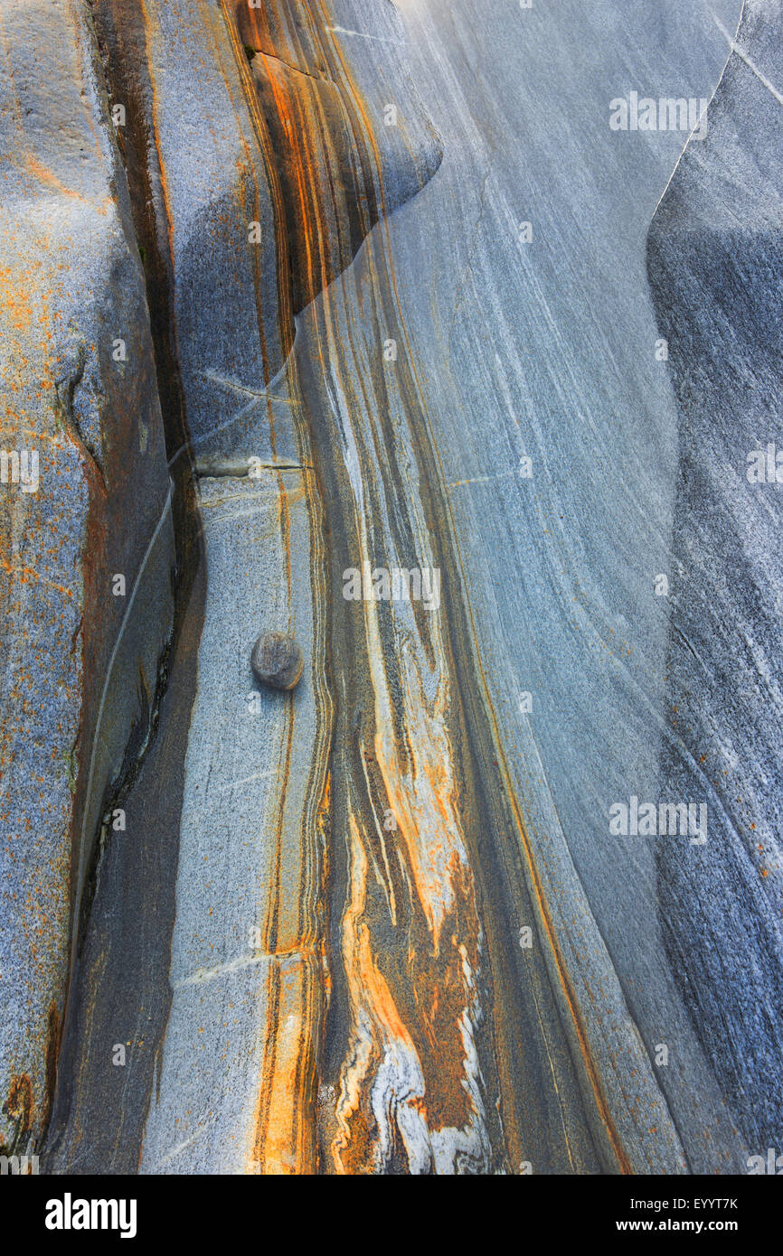 Stein in einem Felsen gully, Schweiz, Tessin, Verzascatal Stockfoto