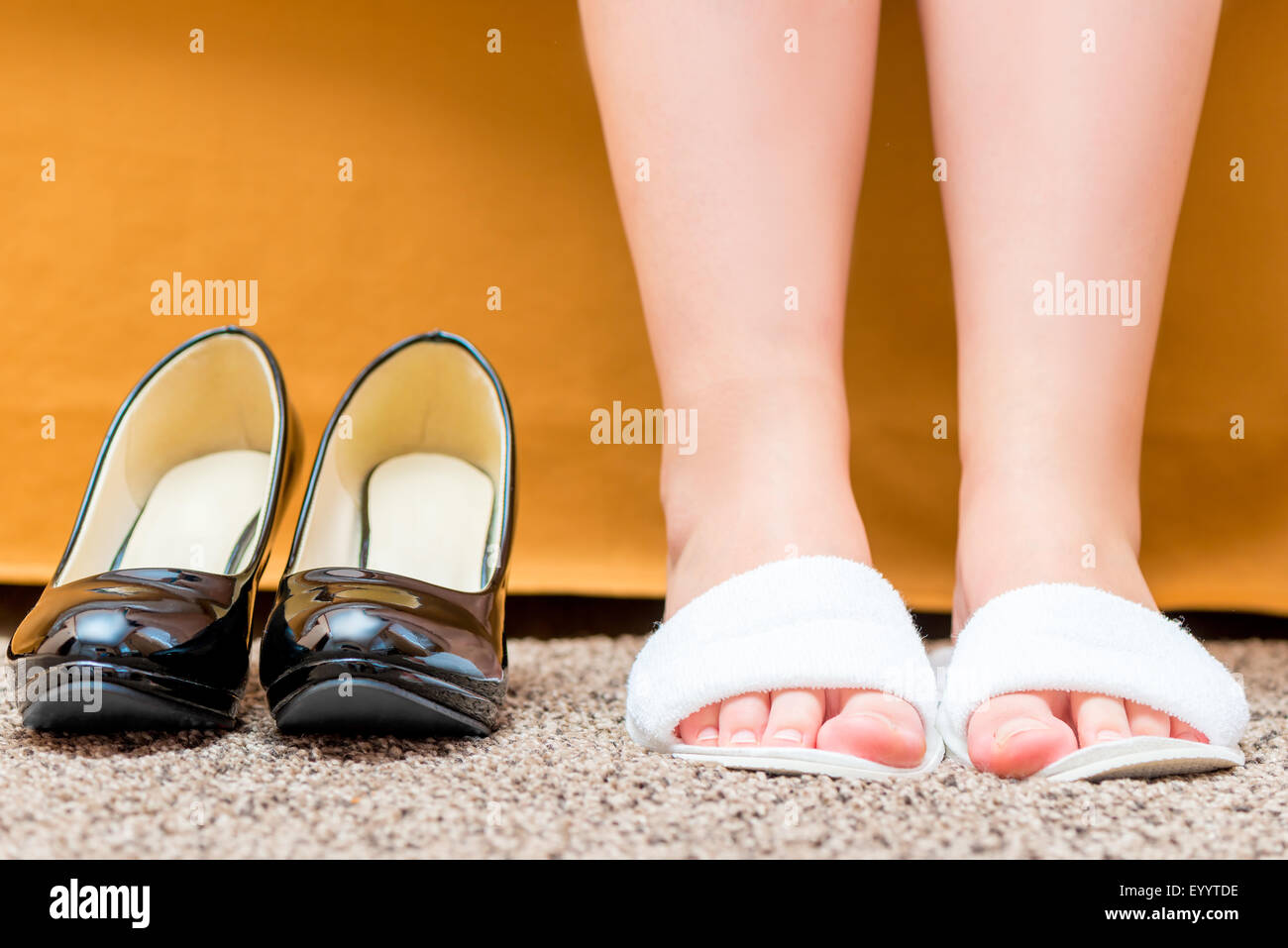 weibliche Füße beschlagen in bequemen Hausschuhe Nahaufnahme Stockfoto