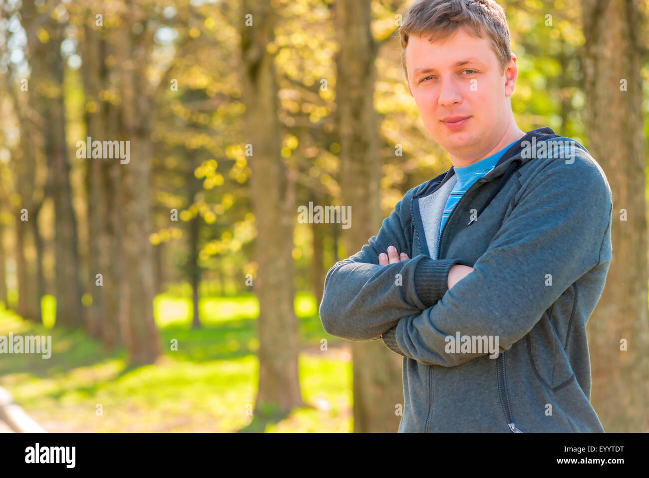 Porträt eines 30 Jahre alten Trainers in einem Sport-Anzug im freien Stockfoto