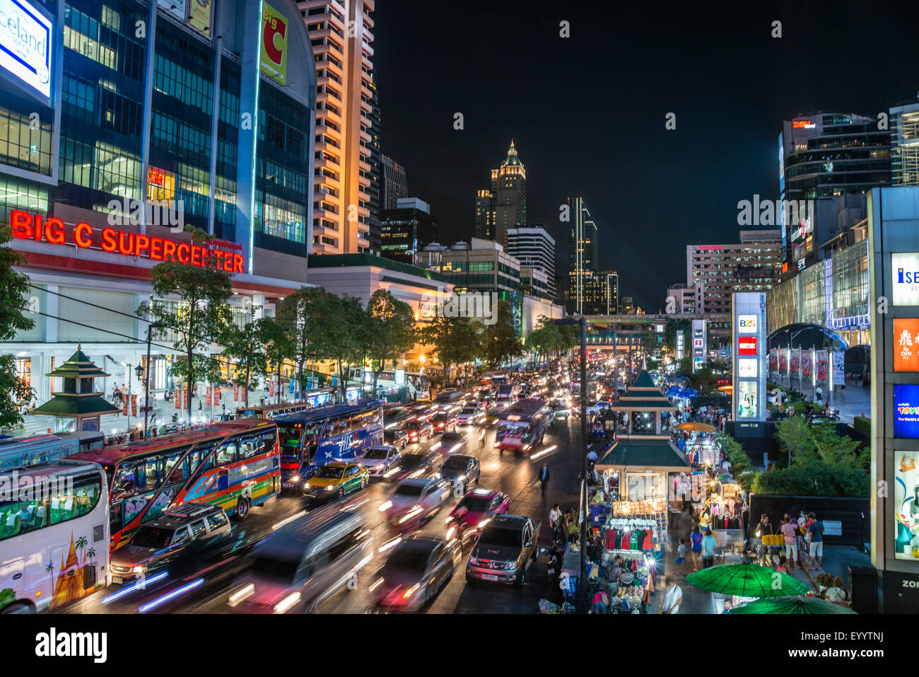 Rush Hour Traffic mit Stau in der Innenstadt von Bangkok bei Nacht, Thailand, Bangkok Stockfoto