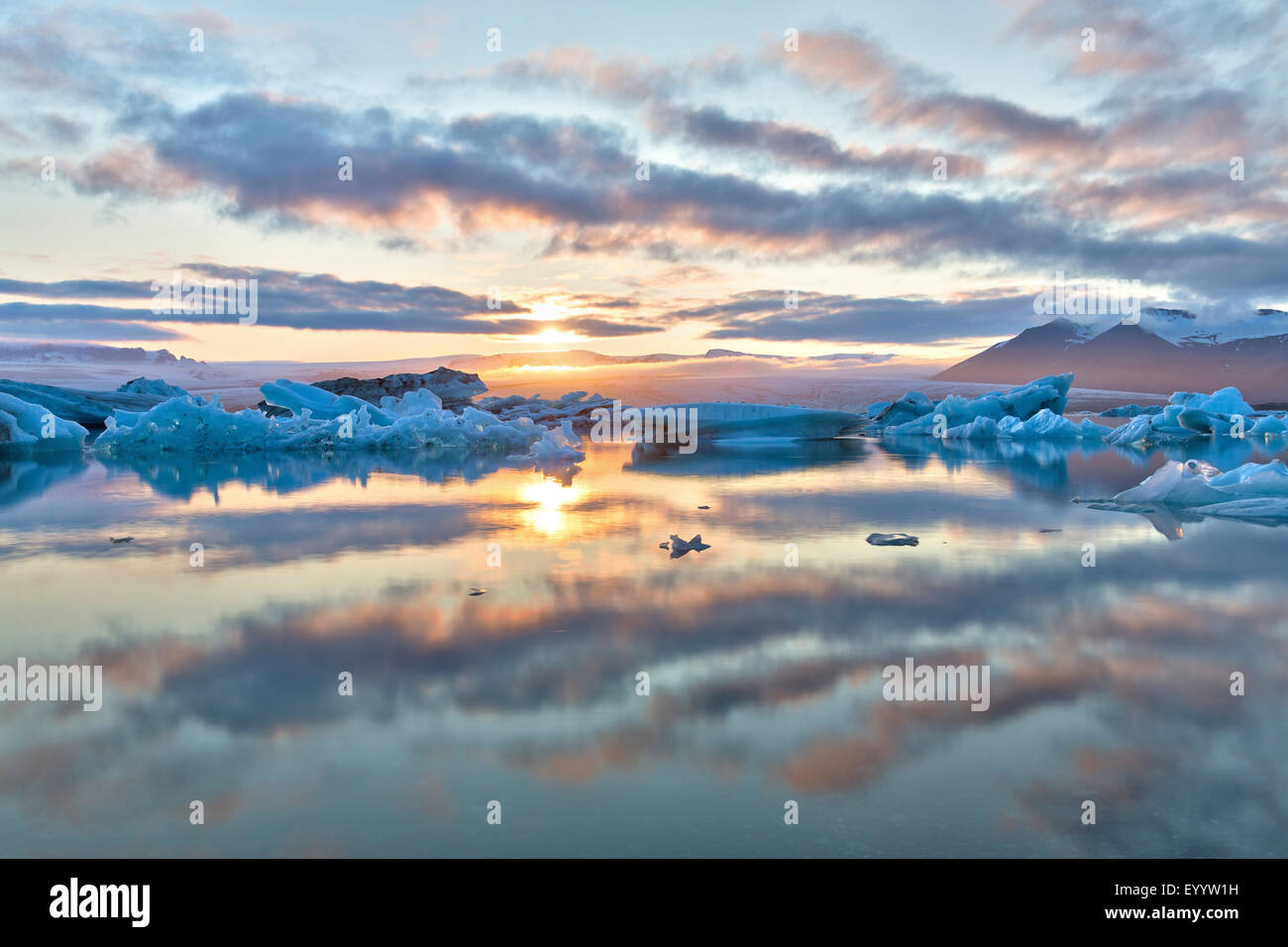 Joekulsarlon See bei Sonnenuntergang, Island, Austurland, Kalfafellsstadur Stockfoto