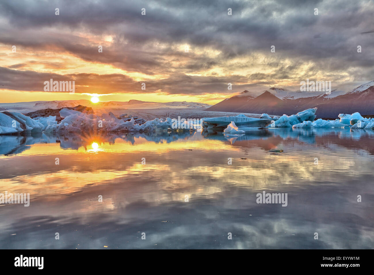 Joekulsarlon See bei Sonnenuntergang, Island, Austurland, Kalfafellsstadur Stockfoto