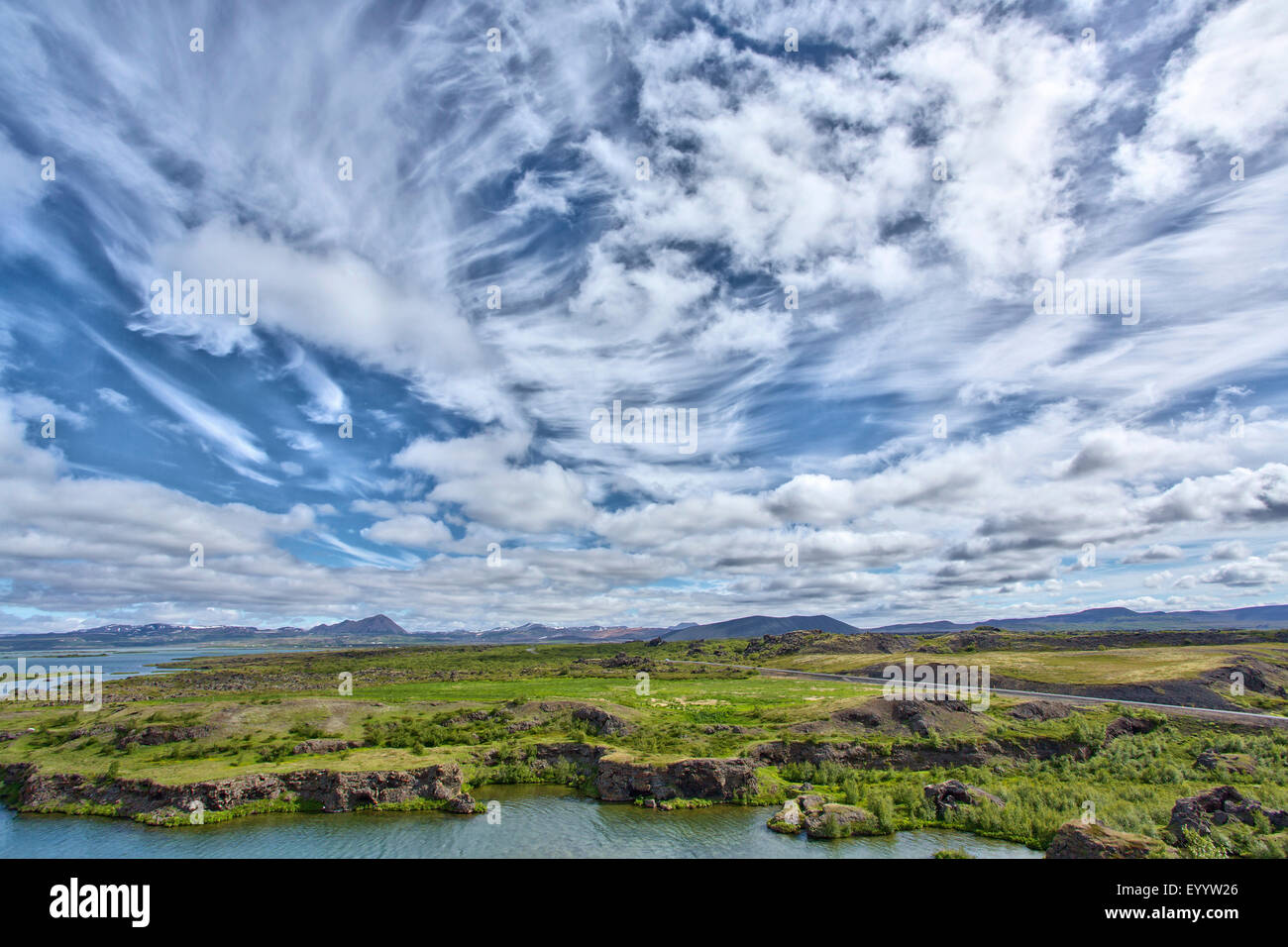 Cirruswolken über Mývatn-See, Island, Nordurland Eystra, Skaetustadir Stockfoto
