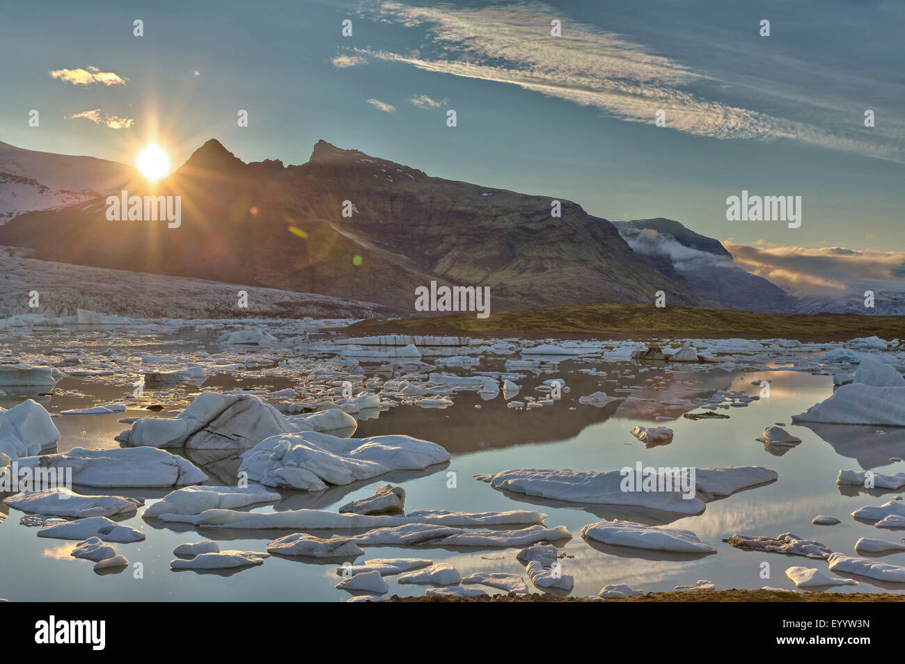 Joekulsarlon Gletschersee und Vatnajoekull Gletscher bei Sonnenuntergang, Island, Austurland, Knappavellir Stockfoto