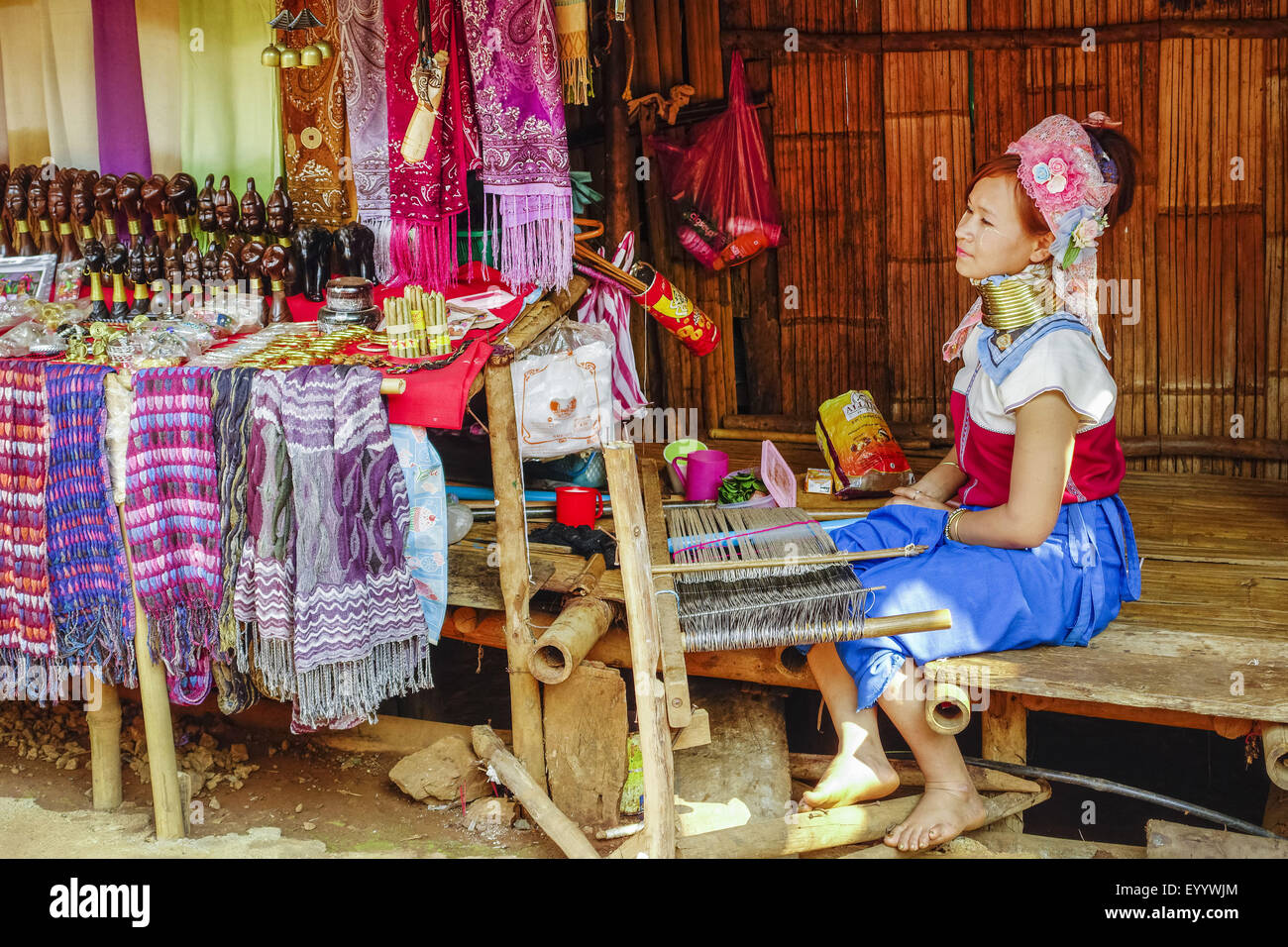 Langer Hals Karen arbeitet mit einem Webstuhl, Thailand, Chiang Rai Stockfoto