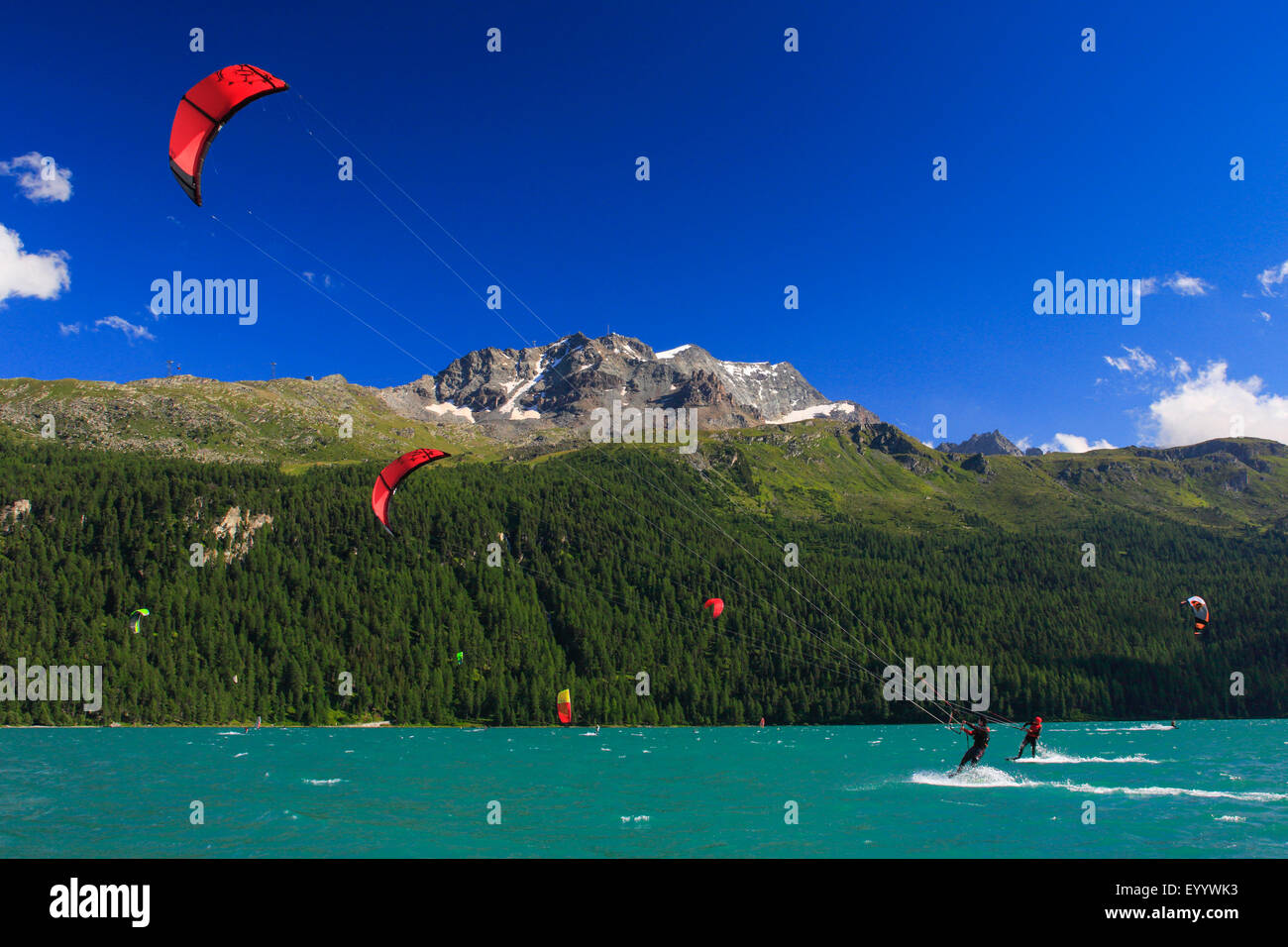 Kitesurfer am Silvaplanersee, Schweiz, Graubünden, Oberengadin Stockfoto