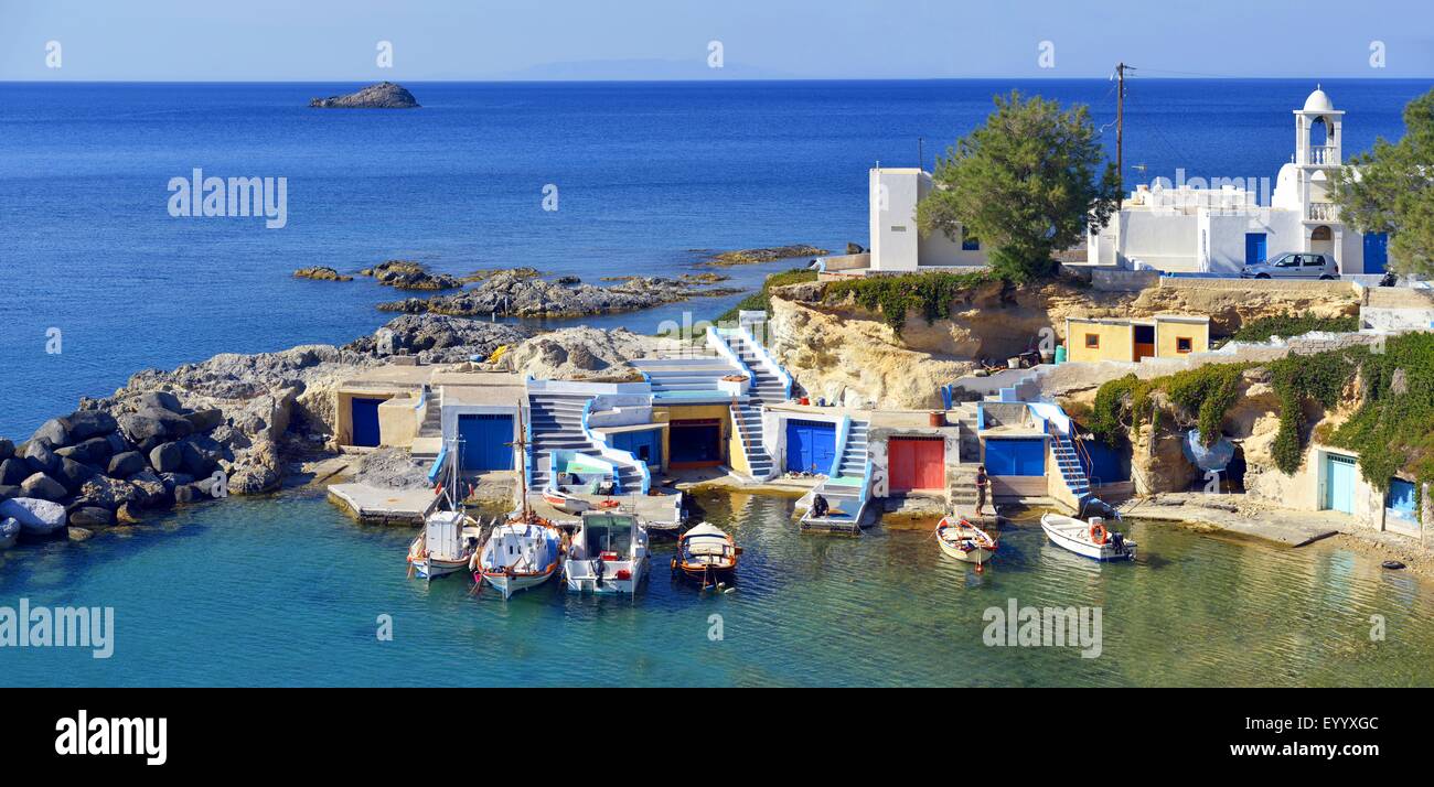 Hafen von Mandrakia im Norden der Insel Milos, Griechenland, Cyclades, Milos Stockfoto
