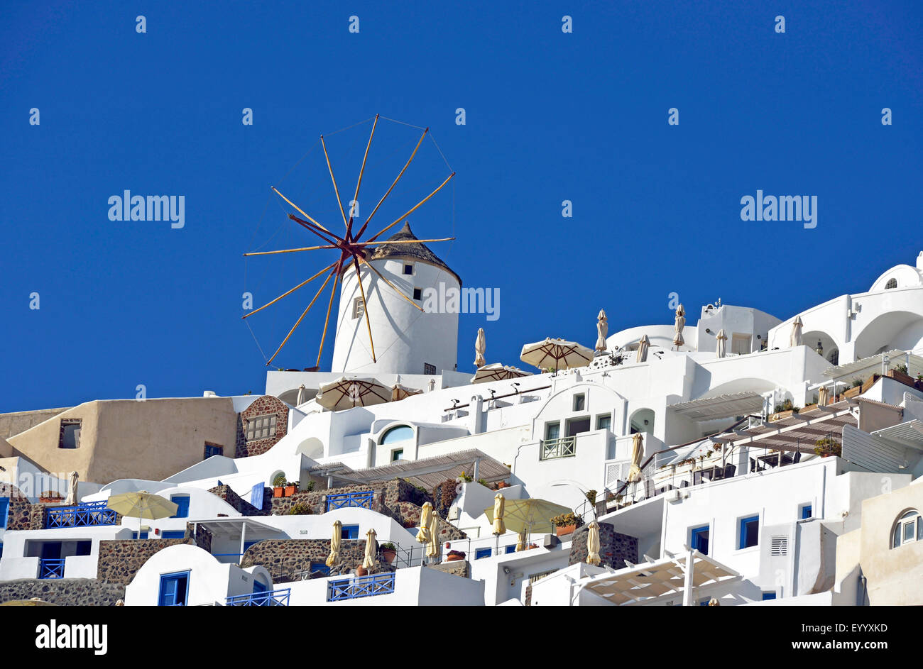 Windmühle im Dorf Oia, Griechenland, Kykladen, Santorin Stockfoto